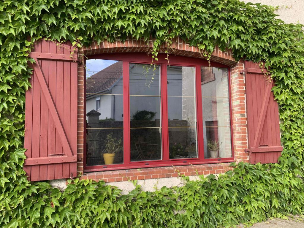 porte-fenetre-volet - fenêtre avec volets rouge