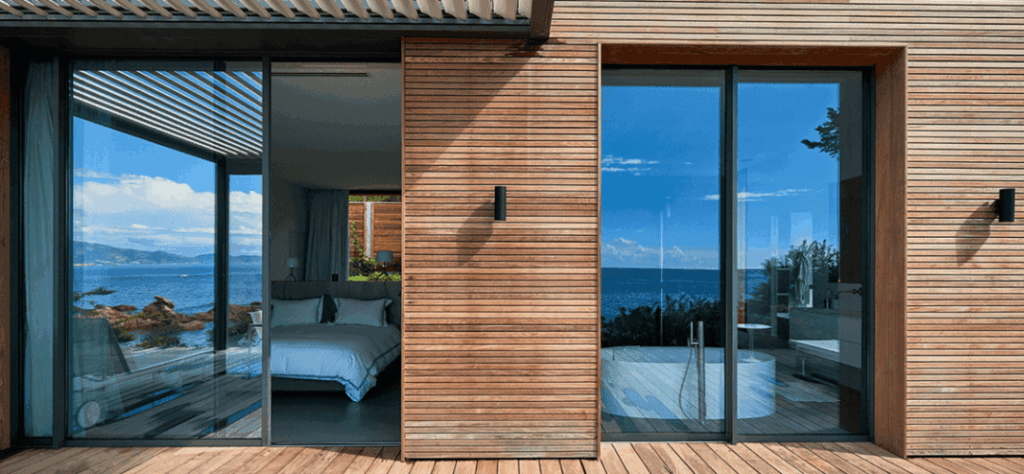 porte-fenetre-volet - maison en bois avec 2 portes fenêtres