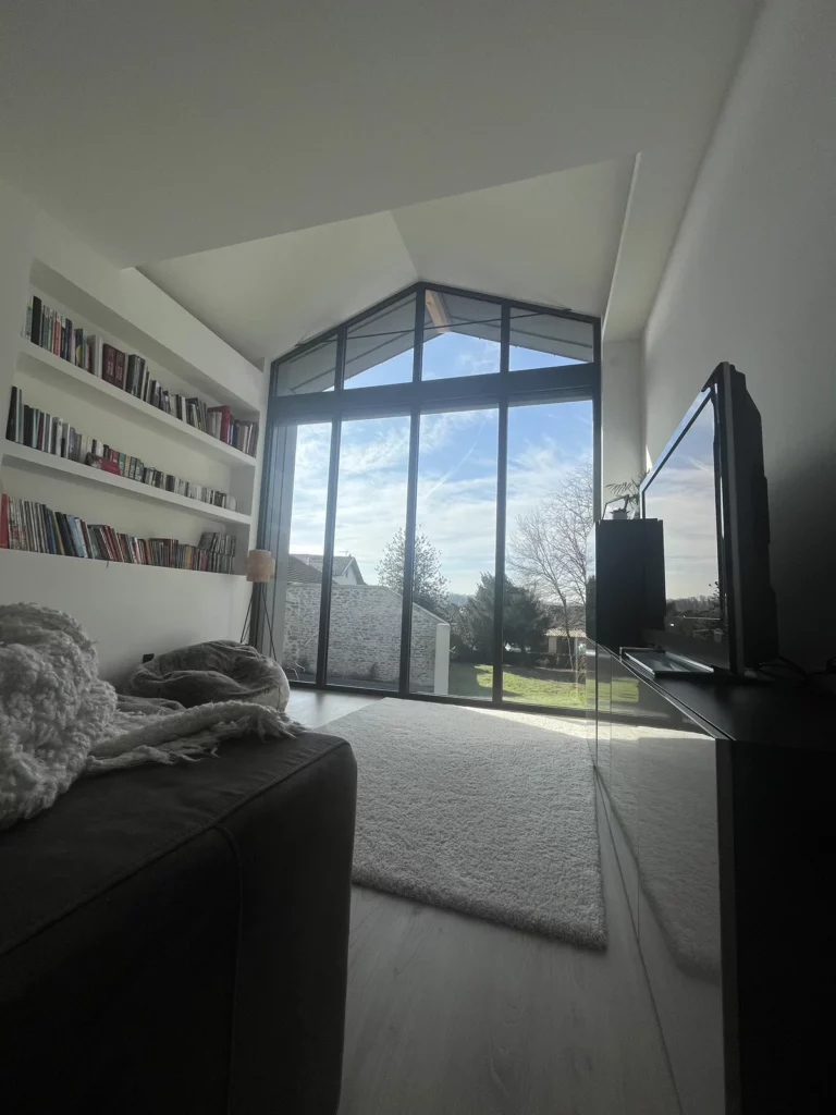 porte-fenetre-volet - baie vitré avec grande hauteur sous plafond