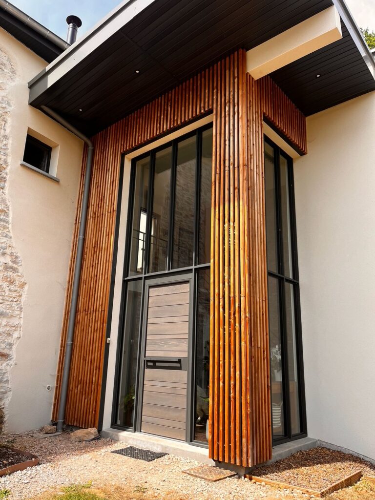 porte-fenetre-volet - porte d'entrée entourée de vitrages