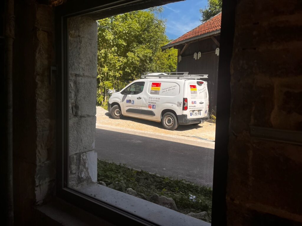 porte-fenetre-volet - fenêtre avec vue sur le véhicule de la société