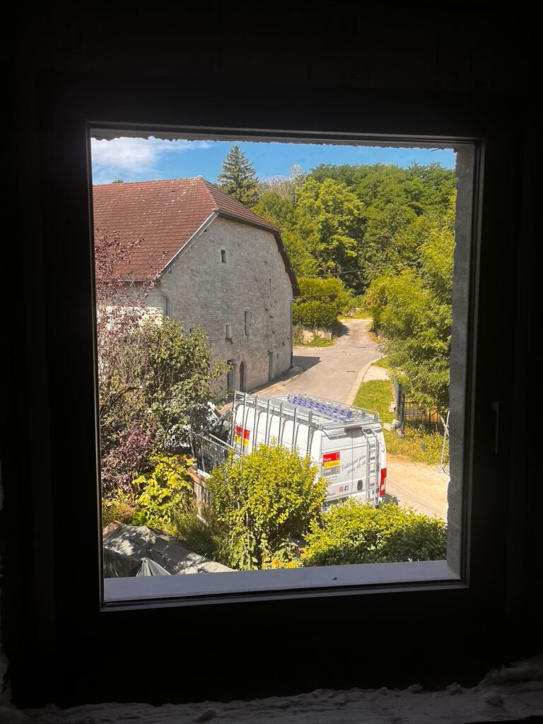 porte-fenetre-volet - fenêtre avec vue sur le véhicule de la société